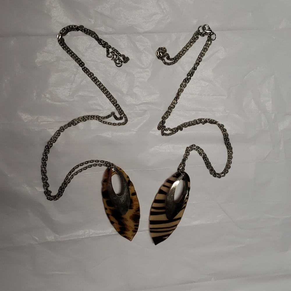 2 Necklaces - Picture 2 of 7